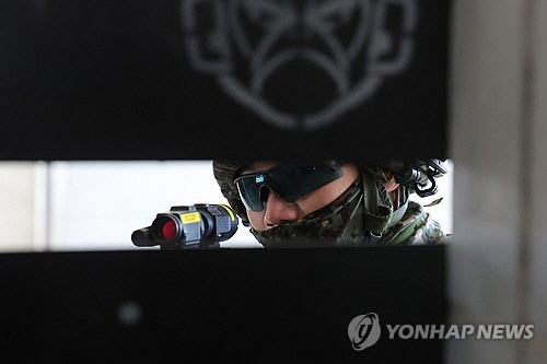 19일 경기도 파주시에서 실시된 한미연합연습 '자유의 방패'(FS·Freedom Shield) 도시지역작전 훈련에서 육군 30기갑여단 장병이 방패 뒤에서 조준하고 있다. 이날 훈련에는 육군 30기갑여단 비호대대와 미2사단/한미연합사단 스트라이커 여단이 참가했다. [파주=연합뉴스]